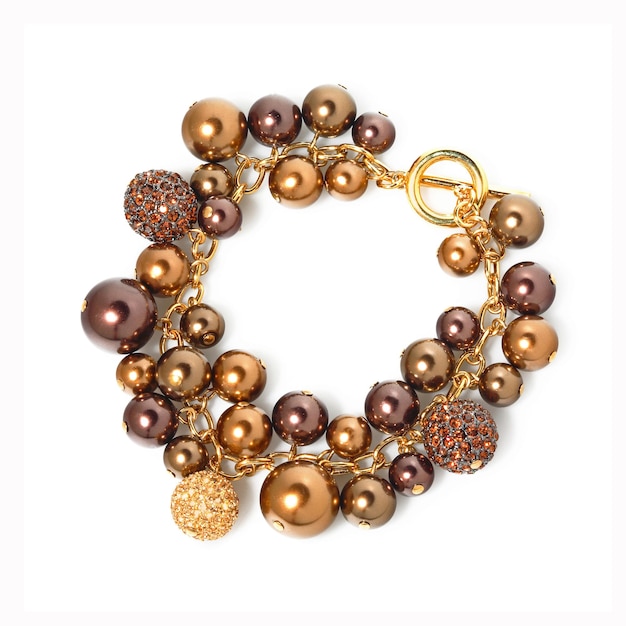 Damen-Armband aus lila und goldenen Perlen auf weißem xAbackground Draufsicht