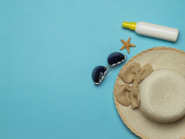 Foto damen sonnenhut mit sonnenbrille und sonnencreme. das konzept der sommerferien und reisen.