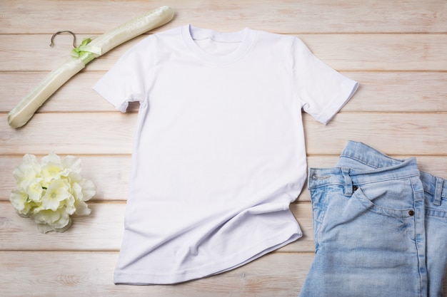 Damen T-Shirt mit weich gepolstertem Kleiderbügel und Jeans