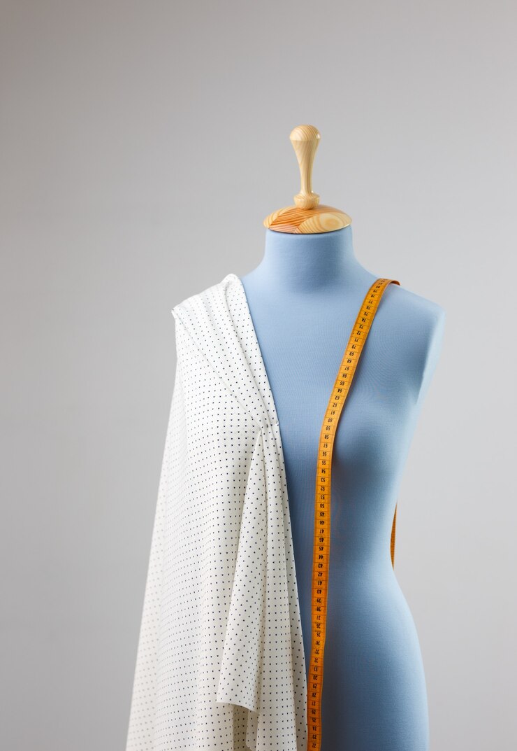 Damenbekleidung Dummy mit Maßband im Schneideratelier.
