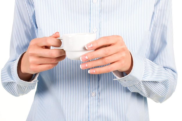 Damenhand mit Teetasse. Arbeitnehmerin hält Teetasse. Gute Laune in einer Tasse. Bleib Ruhig und trink Tee.