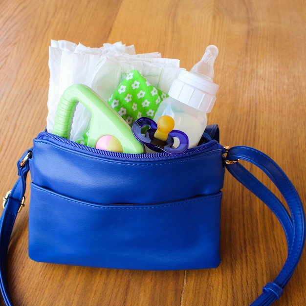 Damenhandtasche mit Artikeln zur Pflege des Kindes