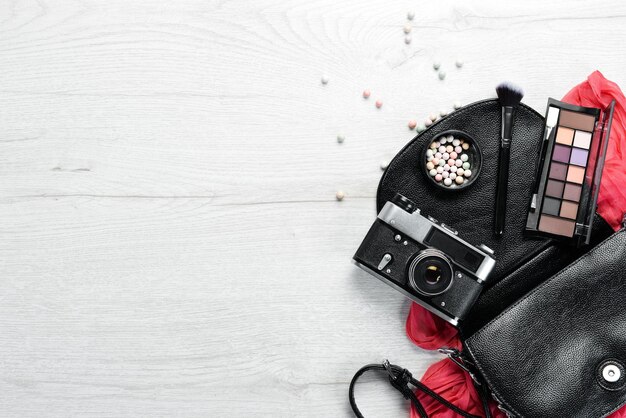 Damenhandtasche mit Lippenstift-Mascara-Creme-Parfüm Draufsicht Freier Kopierbereich