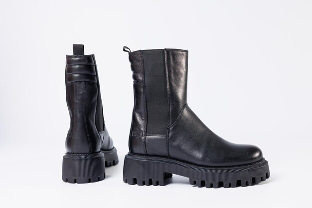 Damenschuhe auf weißem Hintergrund Nahaufnahme von Damen-Chelsea-Stiefel aus schwarzem Leder auf weißem Hintergrund Schuhe für die Stadt Modedesign und Schuhkonzept