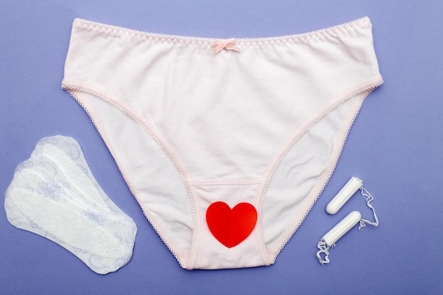 Damenslips mit Tampons und Slipeinlagen Hygiene- und Gesundheitskonzept für Frauen