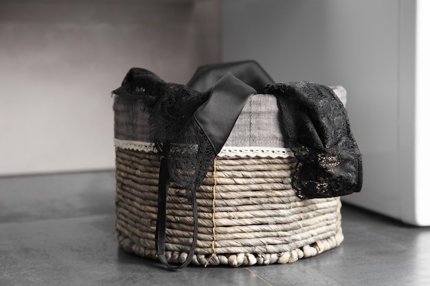 Damenunterwäsche in einem Korb auf dunklem Hintergrund
