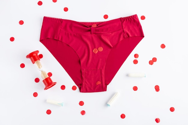 Damenunterwäsche und Intimhygieneprodukte Konzept der Menstruation Womans Gesundheit Menstruationszyklus Jungfräulichkeit kritische Tage Hygieneschutz Schmerzen prämenstruelles Syndrom Draufsicht flach