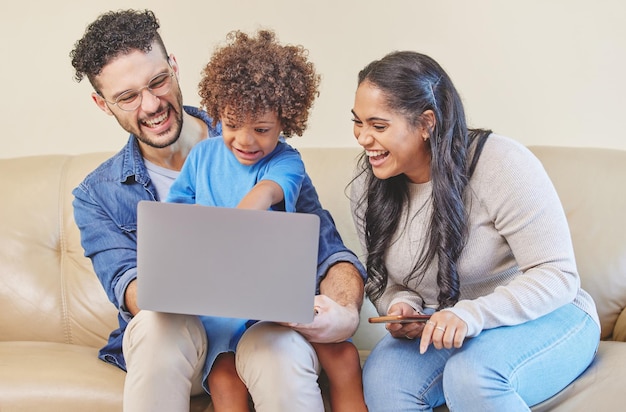 Damit Bildung wieder Spaß macht Aufnahme einer jungen Familie, die gemeinsam einen Laptop benutzt