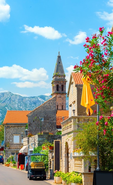 Damm der Stadt Perast. Montenegro