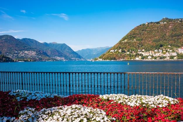 Damm des Comer Sees in Italien Naturlandschaft mit Bergen und blauem See