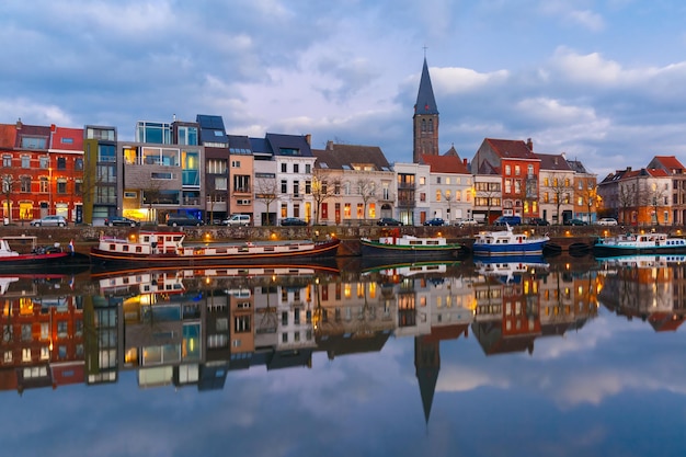 Damm des Flusses Leie mit Reflexionen farbige Häuser in der Stadt Gent bei Sonnenuntergang, Belgien