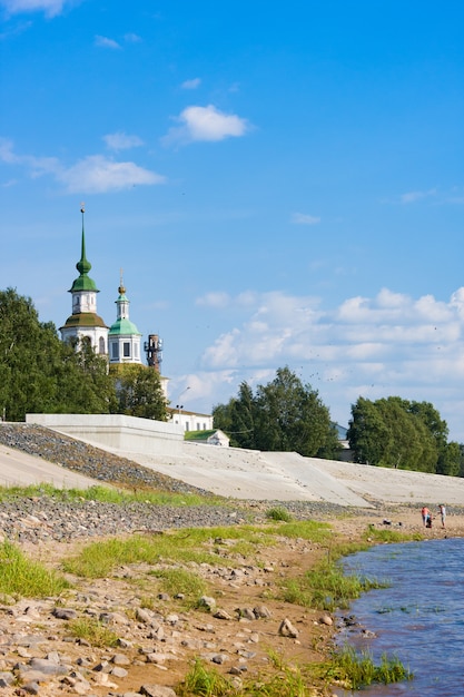 Damm des flusses suhona und der st.-nikolaus-kirche im sommer. veliky ustyug