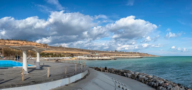 Damm eines Vorstadtstrandes auf dem Schwarzen Meer