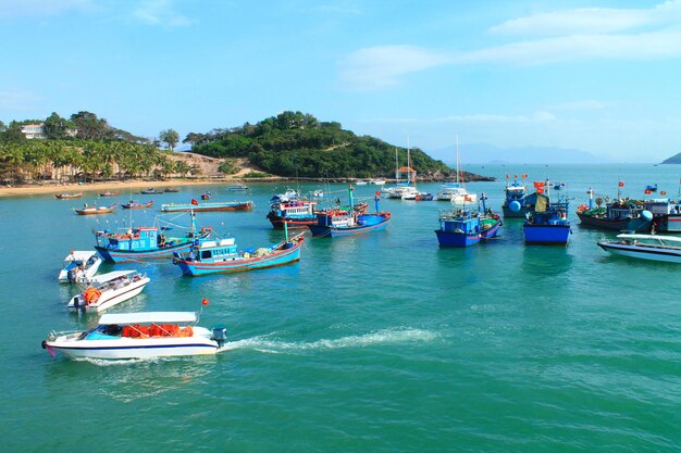 Damm mit Booten und Segelbooten in der Stadt Nha Trang in Vietnam