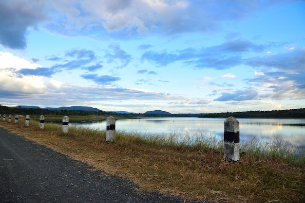 Dammlandschaft in der Natur