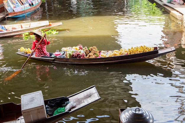 Damnoen saduak mercado flutuante perto de bangkok, na tailândia