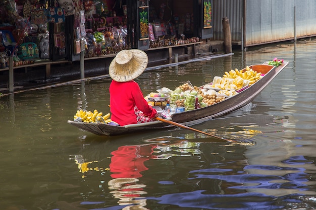 Foto damnoen saduak mercado flutuante perto de bangkok, na tailândia