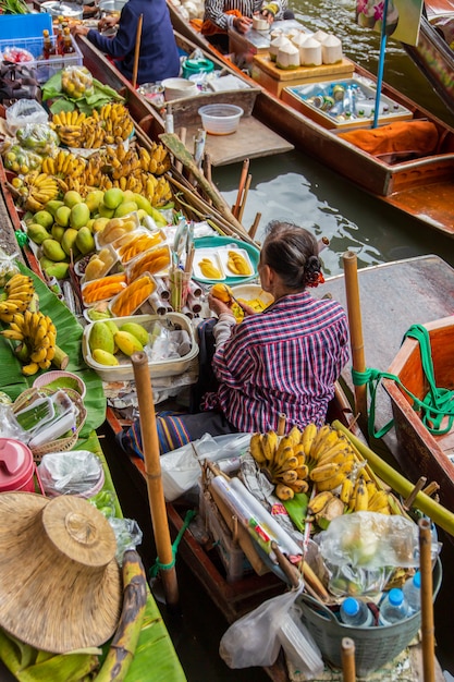 Damnoen Saduak mercado flutuante perto de Bangkok, na Tailândia