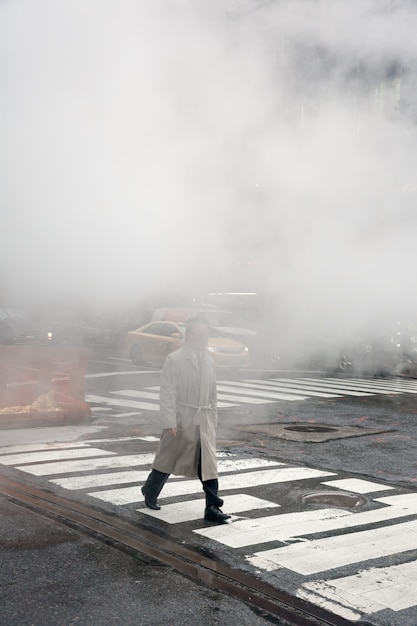 Dampf aus der Straße unter der Erde in NYC