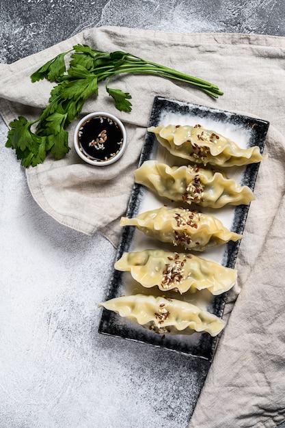 Dampf japanischer Gyoza auf einer keramischen Platte Beschneidungspfad eingeschlossen