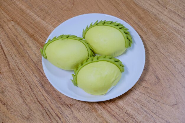 Dampfbrötchen auf einem Teller