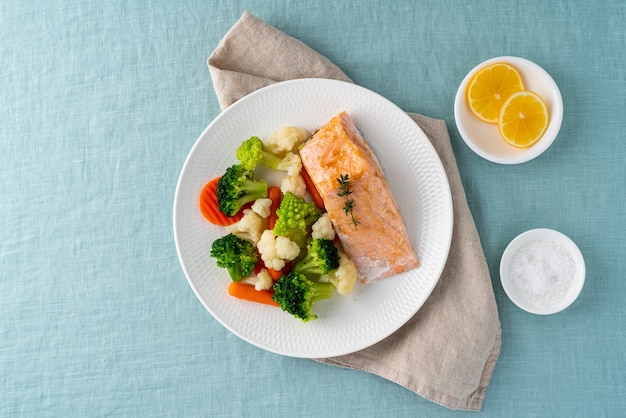 Dampflachs und Gemüse, Ketodiät. Mediterranes Essen mit gedämpftem Fisch.