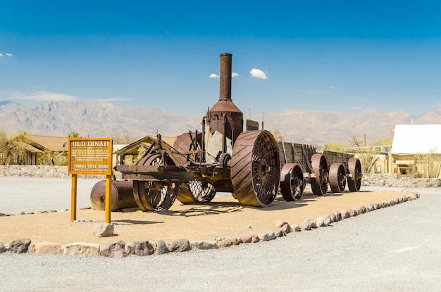 Dampftraktor auf der Furnace Creek Ranch im Death Valley USA