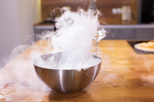 Foto dampftrockeneis in der schüssel in der küche rauchen