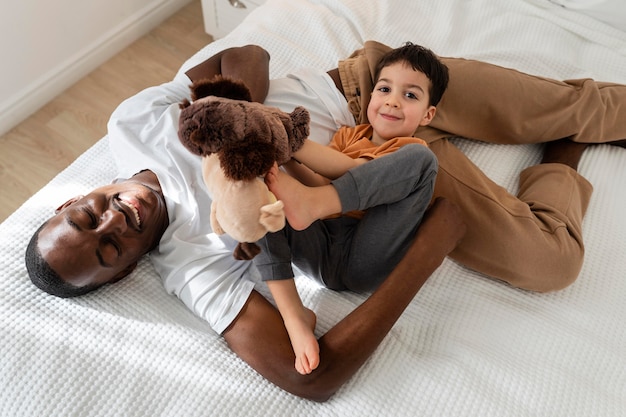 Dan descansando en la cama después de jugar con su hijo