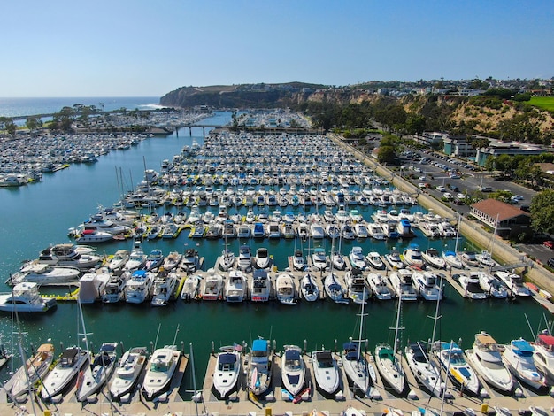 Dana Point Harbor und ihre Marina mit Yacht und Segelboot südlichen Orange County, Kalifornien, USA