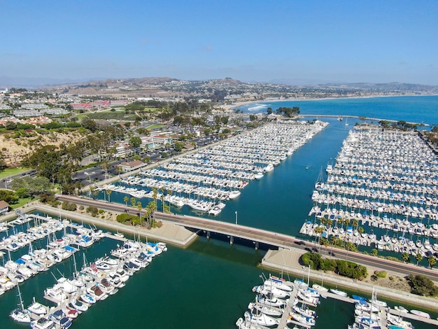 Dana Point Harbor und ihre Marina mit Yacht und Segelboot südlichen Orange County, Kalifornien, USA