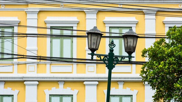 Dañado vintage luz de la calle frente al edificio antiguo amarillo