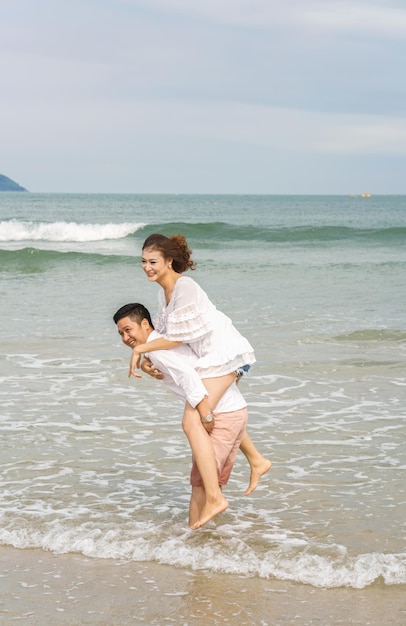 Danang, Vietnã - 20 de fevereiro de 2016: Jovem casal posando na China Beach em Danang, no Vietnã