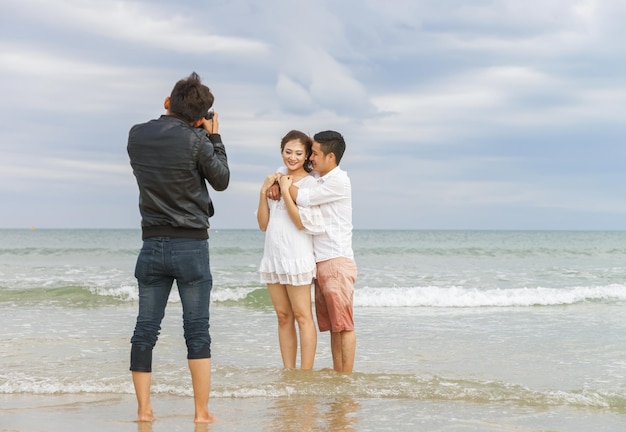 Danang, Vietnam - 20 de febrero de 2016: Pareja joven abrazándose en la playa de China en Danang, en Vietnam