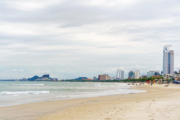 Danang, Vietnam - 20 de febrero de 2016: Vista al mar en la playa de China en Danang en Vietnam. También se la llama Playa Non Nuoc. Mar de China Meridional en el fondo.