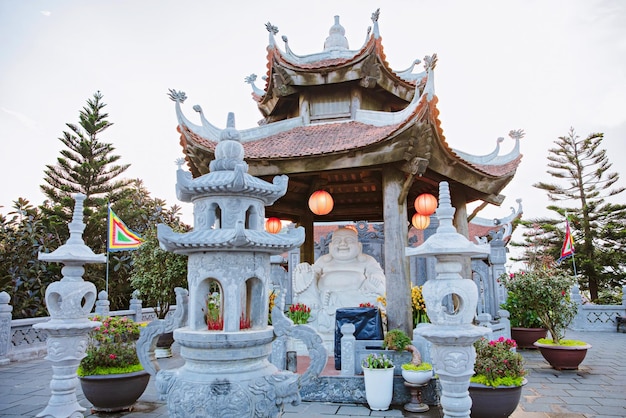 Danang, Vietnam - 20 de febrero de 2019: Santuario budista en la montaña, Ba Na Hills, Da Nang, Vietnam