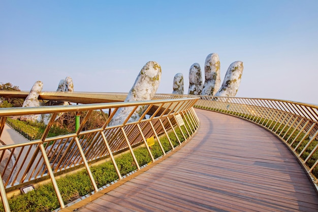 Danang, Vietnam Febrero - 22, 2019: Puente de mano dorado en el complejo turístico de Ba Na Hill en Danang, Vietnam.