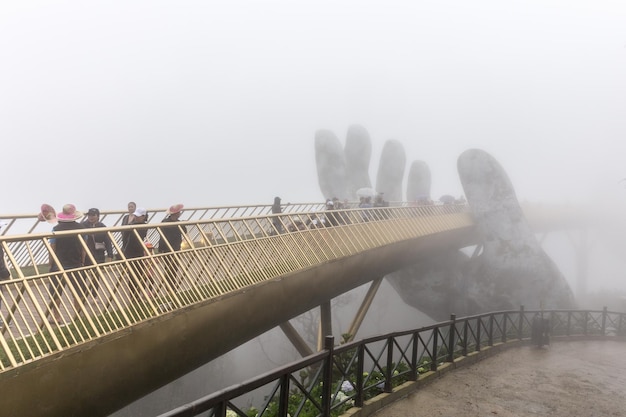 Danang vietnam januar blick im nebel auf die goldene brücke auf den ba na hügeln in da nang an einem regnerischen tag