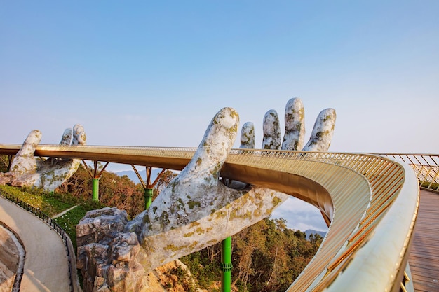 Danang, vietname fevereiro - 22, 2019: ponte dourada na estância turística em ba na hill em danang, vietname