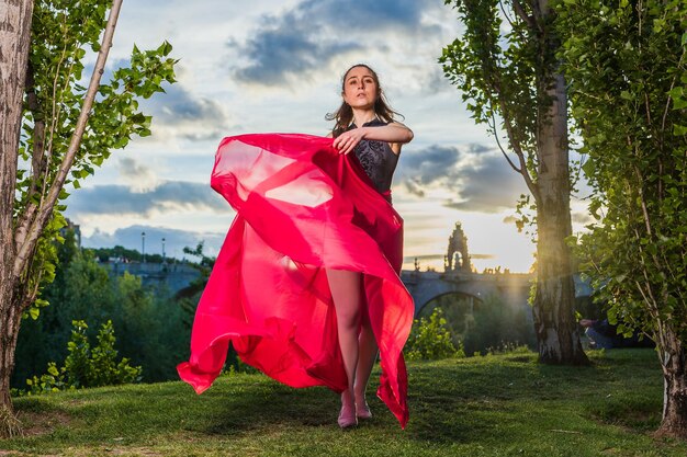 Dança bailarina dançarina em ritmo feliz alegre mulher hispânica vida saudável ao ar livre