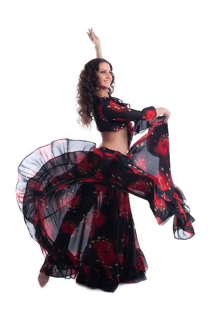 Dança da mulher no traje cigano vermelho e preto