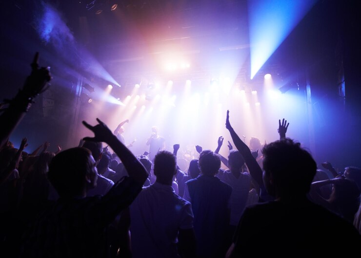 Foto dança de música e festa com multidão em concerto para apresentação de banda de rock ao vivo e show de festival celebração de ano novo e discoteca com público de fãs ouvindo techno rave e evento de boate