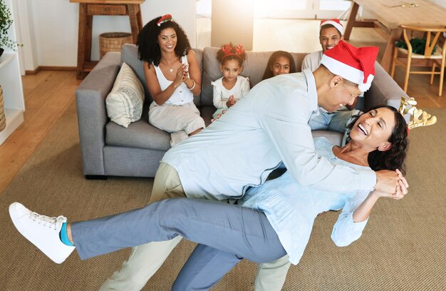 Dança de Natal da família sênior feliz para alegria de celebração e estilo de vida de aposentadoria juntos em casa Dança animada e crianças batendo palmas para avós ou pessoas maduras no feriado de ação de graças