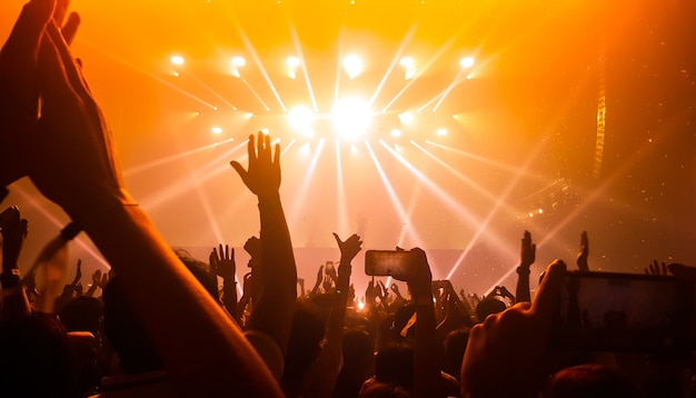 Foto dança de pessoas felizes no concerto de festa de boate