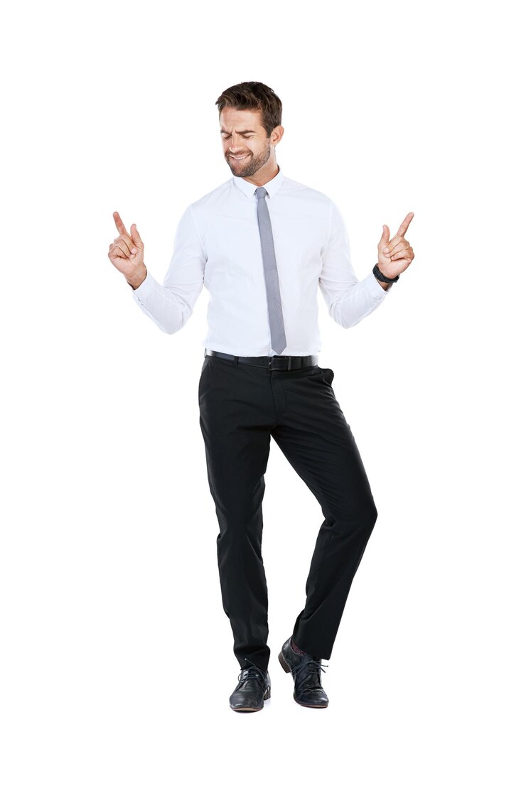 Foto dança emocionada e homem de negócios no estúdio com sorriso sucesso e realização profissional crescimento orgulho e homem de negócio com celebração feliz confiança ou oportunidade de vitória em fundo branco
