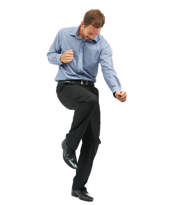 Foto dança feliz e empresário no estúdio para o sucesso da celebração e boas notícias sobre fundo branco alcance do objetivo e empresário masculino dançando positivo e animado para o objetivo da empresa com maquete