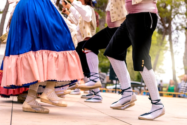 dança folclórica. Danças tradicionais espanholas com trajes históricos.