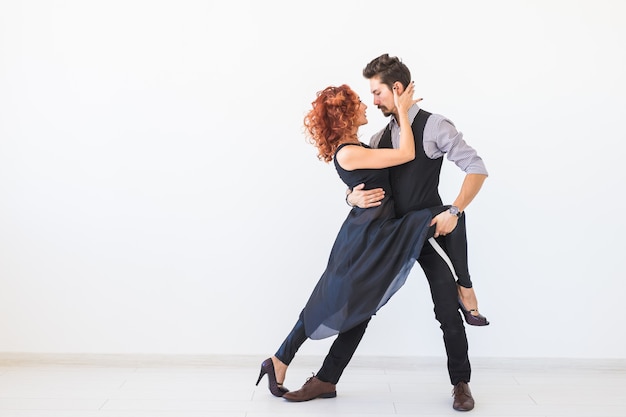 Dança social, kizomba, tango, salsa, conceito de gente - lindo casal dançando bachata no branco