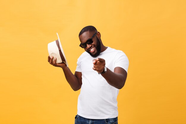 Dança superior do homem negro novo isolada em um fundo amarelo.