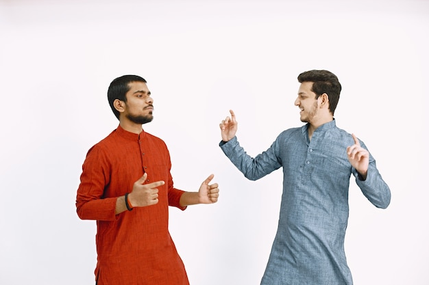 Foto dança tradicional. homens atuando em trajes nacionais. indiano.